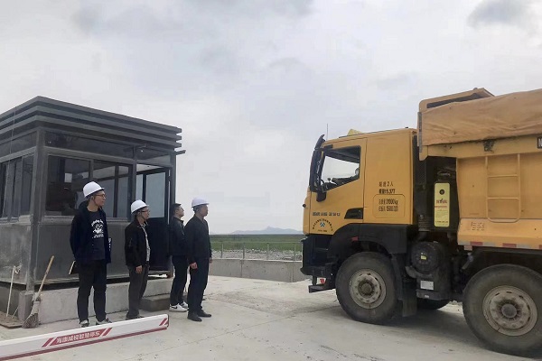 Ê×Á¾ÔüÍÁ³µ½ø³¡.jpg Ê×Á¾ÔüÍÁ³µ½ø³¡.jpg